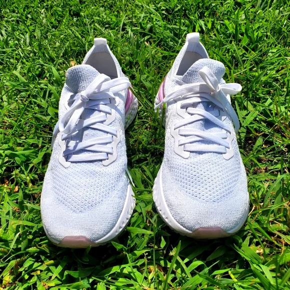 Nike Women's Epic React Flyknit 2 Sneakers Size 10½ - Picture 2 of 9